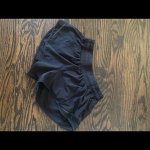 LULU LEMON HOTTY HOT SHORTS 2.5”